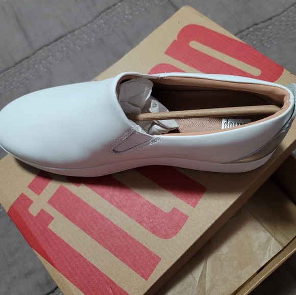 Slip on leather sneaker - Picture 2 of 4